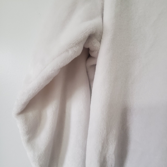 GAIAM Fuzzy White Sweater - Picture 3 of 5